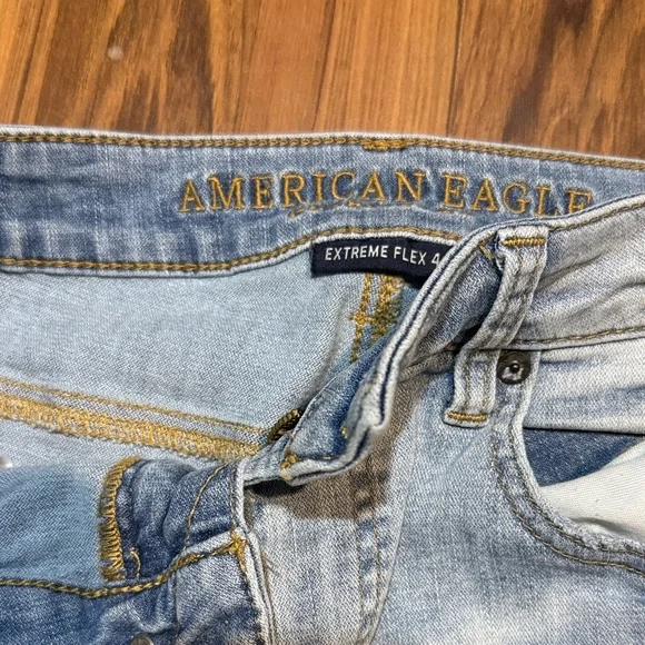 American Eagle Outfitters Light Blue Relaxed Jeans - Picture 2 of 4